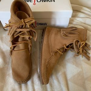 Like New Minnetonka Tramper Boot